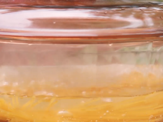 6、酱油炒面,锅内倒清水，煮沸腾，加入面条。