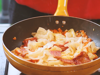 10、酱油炒面,锅内加蒜末炒香，加蔬菜和肉，炒一下。