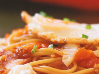 12、酱油炒面,出锅，把鸡蛋放上，洒葱花。