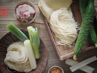 1、东北炸酱面,在之前的川辣牛肉面的时候已经教过各位如何做面条了，现在夏天了，没工夫做一堆面，所以面条在菜场买好现做的手擀面就好。准备好面条、豆瓣酱、东北大酱、肉末、冰糖粉、十三香、水，我还额外搭配了东北人喜欢的豆腐皮卷大葱。