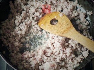 3、东北炸酱面,热锅起油，油温至6成熟的时候放入肉末，建议大家买瘦肉多一些的猪五花。然后将肉末炒熟。