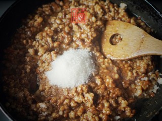 5、东北炸酱面,放入些许冰糖粉，我自己的比例是肉末加酱料后的总重量的1/10的比例，如果肉是500g，酱500g，那么糖的比例就是100g。