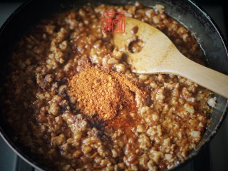 6、东北炸酱面,放入少量的十三香，和辣椒粉（我个人喜欢吃些辣可以加一些，因人而异）