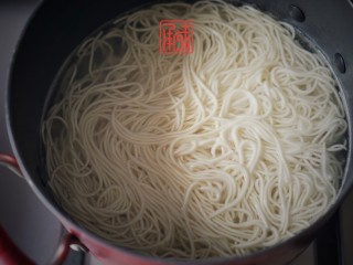 8、东北炸酱面,将面煮好，8成熟就好，然后倒掉水，加入凉的纯净水中，再倒掉水，再加一次纯净水。面条的部分就做好了。
