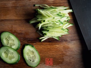 9、东北炸酱面,煮面的过程中可以切一些黄瓜丝。