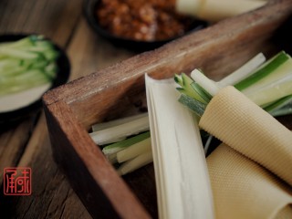 11、东北炸酱面,搭配豆腐皮卷大葱。