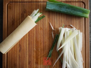 10、东北炸酱面,还有葱丝。