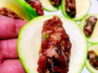 3、角瓜鲜肉蒸蛋,鲜肉馅放入角瓜中间轻轻的对折切记不要折断噢