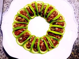4、角瓜鲜肉蒸蛋,包好的角瓜鲜肉馅依次摆入盘中