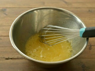 1、铜锣烧,将鸡蛋打散分三次加入白砂糖和蜂蜜打发至平滑后加入牛奶拌均匀