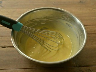 3、铜锣烧,搅拌至无干粉状态，敷上保鲜膜，静止30分钟