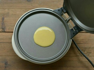 4、铜锣烧,用电饼铛或平底锅小火烧热锅，点薄油，用勺子盛一勺放下，让面糊呈椭圆形