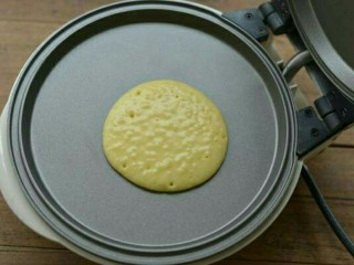 5、铜锣烧,随着加热，会出现小的连续的气泡，当气泡开始涨破表明面饼已经快要熟了，这时就可以翻面了