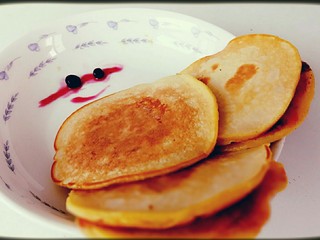 7、铜锣烧,全部完成后取两片，将颜色均匀且深一面对外，中间夹上自己喜欢的果酱馅料，即可食用