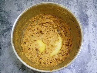 10、枣泥磅蛋糕,鸡蛋液分三次加入，每加一次都要打至搅打均匀