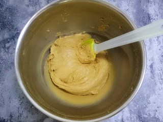 15、枣泥磅蛋糕,用刮刀翻拌均匀至没有干粉且面糊顺滑