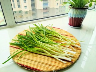 1、自制葱油+拌面,香葱洗净晾干。