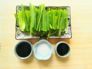 3、自制葱油+拌面,用到的材料提前准备好。