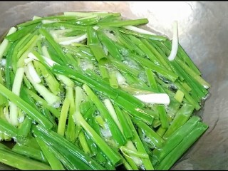 5、自制葱油+拌面,中小火慢炸。