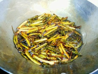 6、自制葱油+拌面,炸至葱段金黄，无水分。