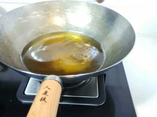 8、自制葱油+拌面,趁油热，放白砂糖，搅拌融化。