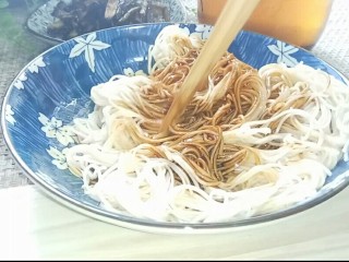 11、自制葱油+拌面,吃得时候，下好面，加几勺葱油拌均匀就可以了。