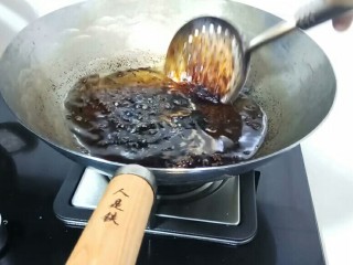 9、自制葱油+拌面,放入老抽，生抽。搅拌均匀。