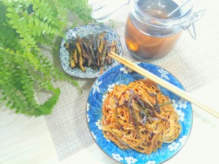 12、自制葱油+拌面,炸过的葱段一起拌进面里，特别香。