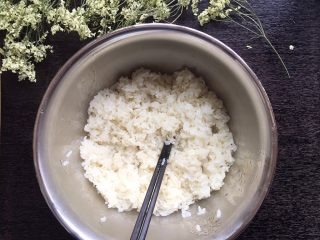 5、自酿甜酒（酸奶机版）,蒸熟后放入消了毒的大盆捣散摊开晾凉