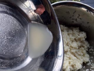 10、自酿甜酒（酸奶机版）,加入酵母水，然后用筷子轻轻的充分的拌匀