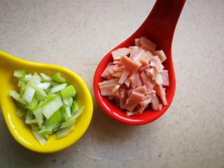 1、#圆土豆#培根土豆丝煎饼,培根肉切丁，葱花。