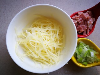 2、#圆土豆#培根土豆丝煎饼,土豆擦丝。