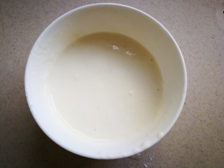 4、#圆土豆#培根土豆丝煎饼,搅拌到面粉非常光滑，无颗粒即可。