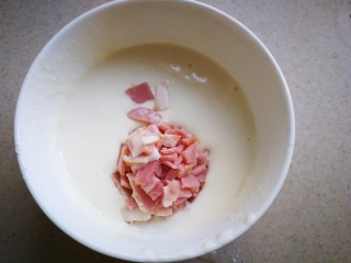 5、#圆土豆#培根土豆丝煎饼,下入培根。