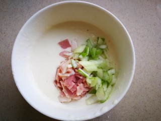 6、#圆土豆#培根土豆丝煎饼,下入葱花。