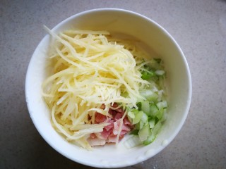 7、#圆土豆#培根土豆丝煎饼,在下入土豆丝。