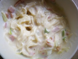 8、#圆土豆#培根土豆丝煎饼,搅拌均匀，加入适量盐。