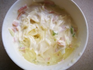 9、#圆土豆#培根土豆丝煎饼,加点食用油，适量，不要太多。