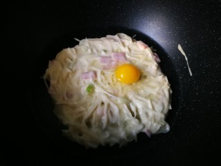 11、#圆土豆#培根土豆丝煎饼,再打入一枚鹌鹑蛋。