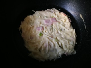 10、#圆土豆#培根土豆丝煎饼,放入平底锅里，摊平。