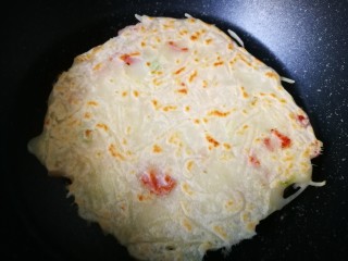 13、#圆土豆#培根土豆丝煎饼,表面金黄翻面，过一会出锅。