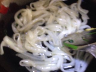 3、鸡蛋韭菜炒河粉,大火炒散河粉。