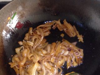 4、鸡蛋韭菜炒河粉,关中小火，加入酱油一勺，辣椒酱一勺，醋半勺，味精少许。混合均匀。提示：这是我的份量，可以更具自己口味更改。