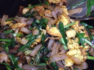 5、鸡蛋韭菜炒河粉,转大火，加入韭菜鸡蛋混和翻炒。均匀混合后关火，试味，淡了可以加少许盐调味。