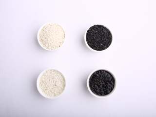 2、美味甜点-芒果黑米甜甜,黑米、白糯米洗净，用清水浸泡4-8小时