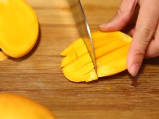 4、美味甜点-芒果黑米甜甜,芒果洗净去核，去皮
