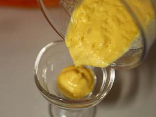 8、美味甜点-芒果黑米甜甜,打烂成泥状，倒入杯子中备用