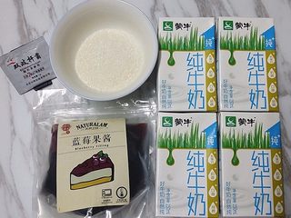 1、蓝莓果酱拉花酸奶,备好食材，盛酸奶容器和搅拌棒事先消毒