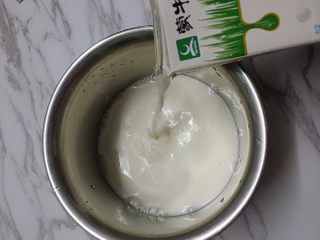 2、蓝莓果酱拉花酸奶,将白砂糖、一盒纯牛奶倒入容器中