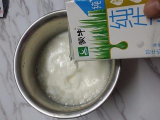 4、蓝莓果酱拉花酸奶,再继续倒入剩余牛奶